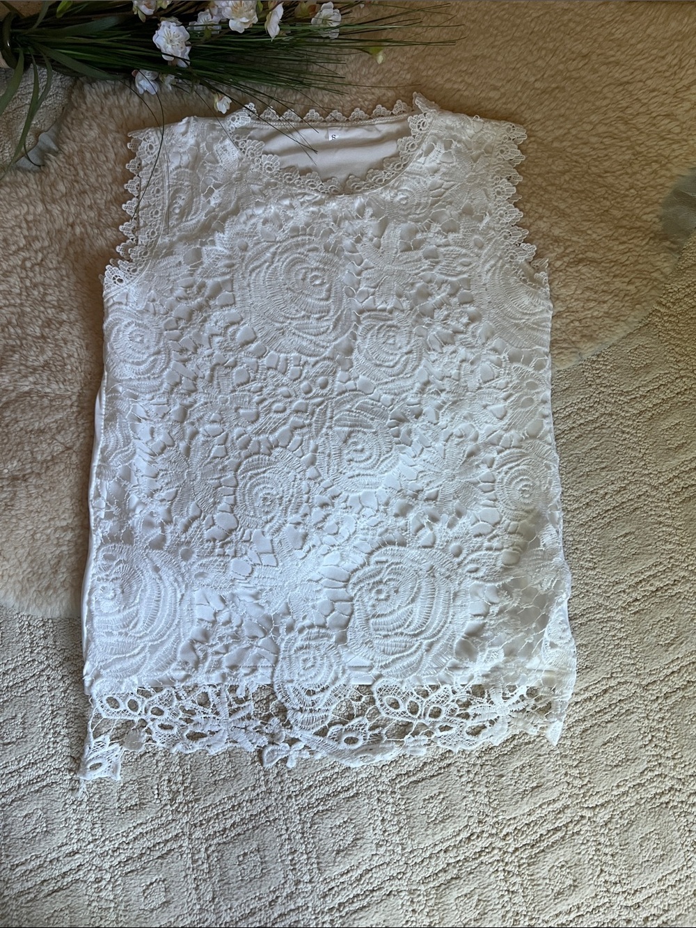 Women's White Lace Sleeveless Top